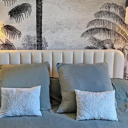 Beautiful Garden With Sea View 2 Bedrooms Ensuite